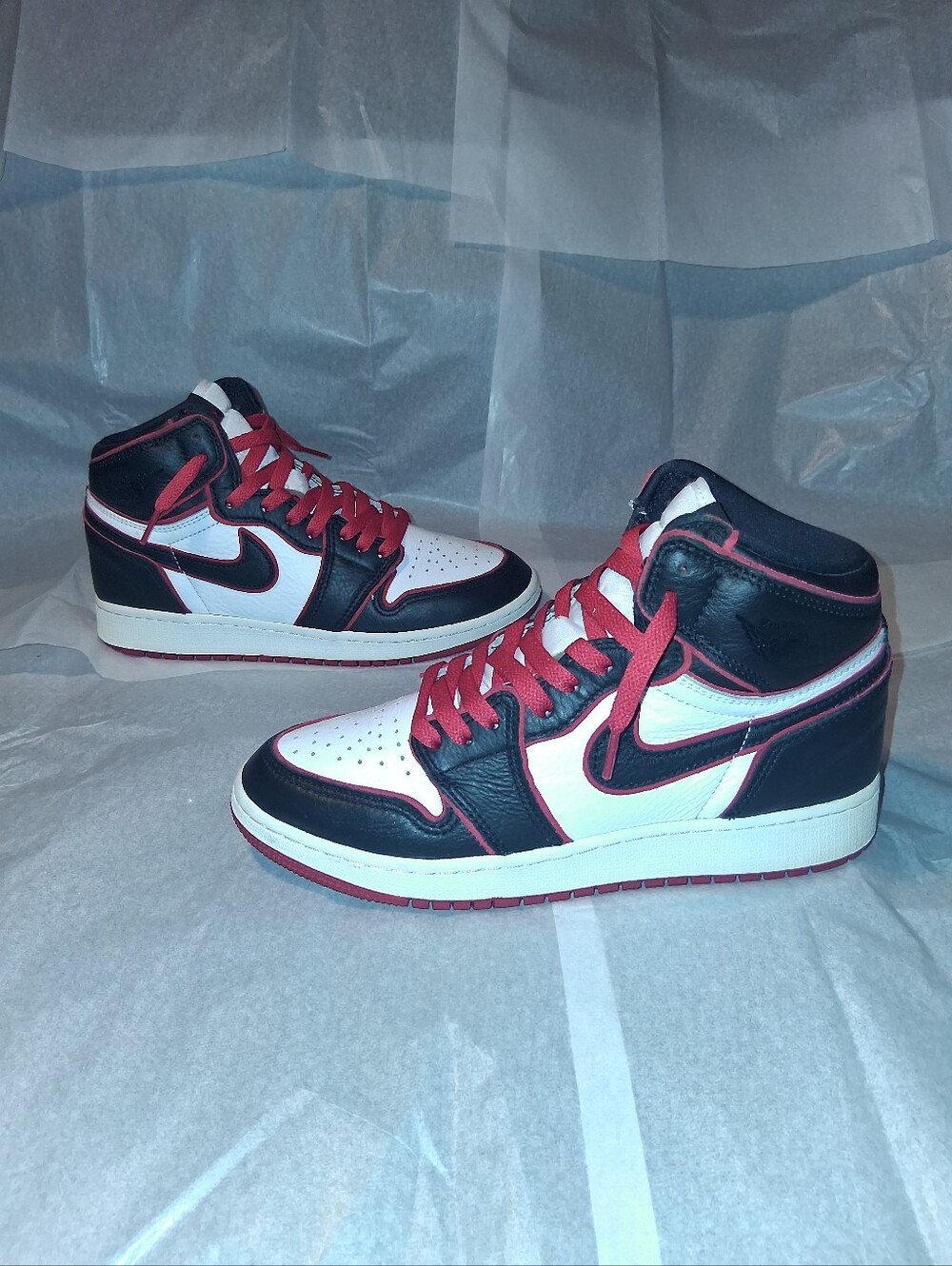 Air Jordan 1 Retro High Bloodline Sneakers, Women 7 = 5.5Y
